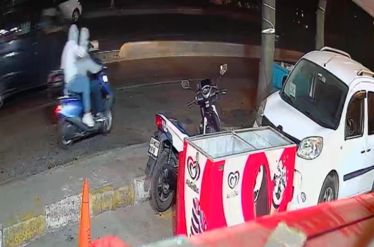 Beyoğlu’nda motosikletli saldırganlar marketi kurşunladı 