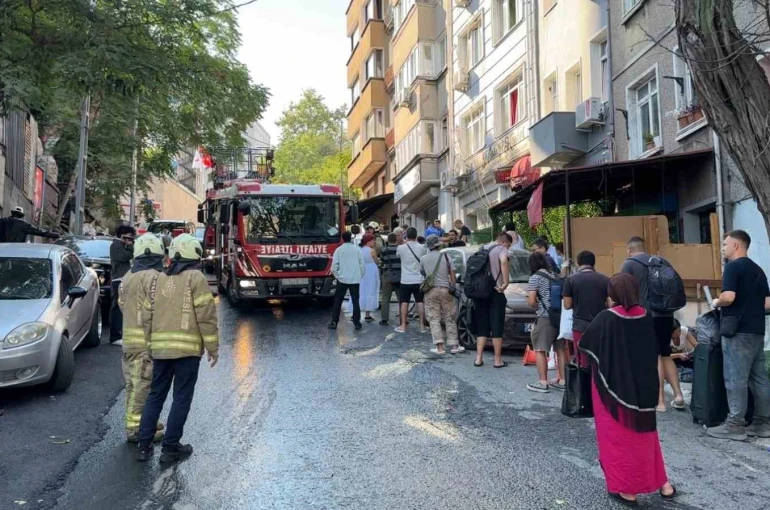 Beyoğlu’nda otel yangını: 17 kişi tahliye edildi