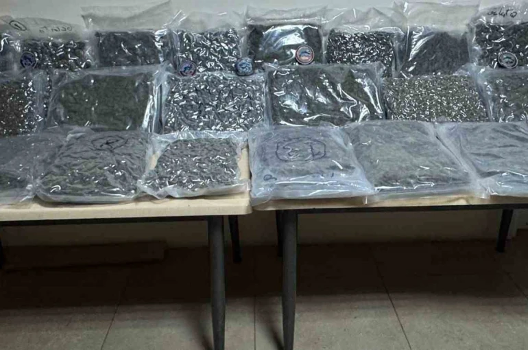 Beyoğlu’nda polisin ‘dur’ ihtarına uymayan motosikletli silahını çöpe sakladı: O anlar kamerada 