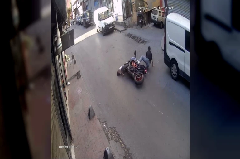 Beyoğlu’nda scooter kullanan 4 yaşındaki çocuğa motosiklet çarptı 