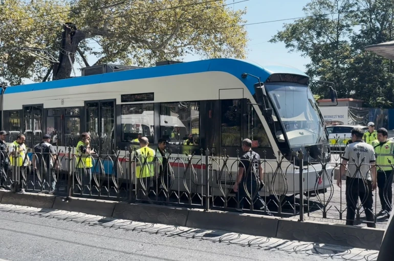 Beyoğlu’nda Tramvay raydan çıktı, yolcular tahliye edildi 