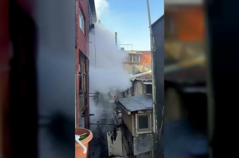 Beyoğlu’nda yangında mahsur kalan 2 kişi itfaiye ekiplerince kurtarıldı 