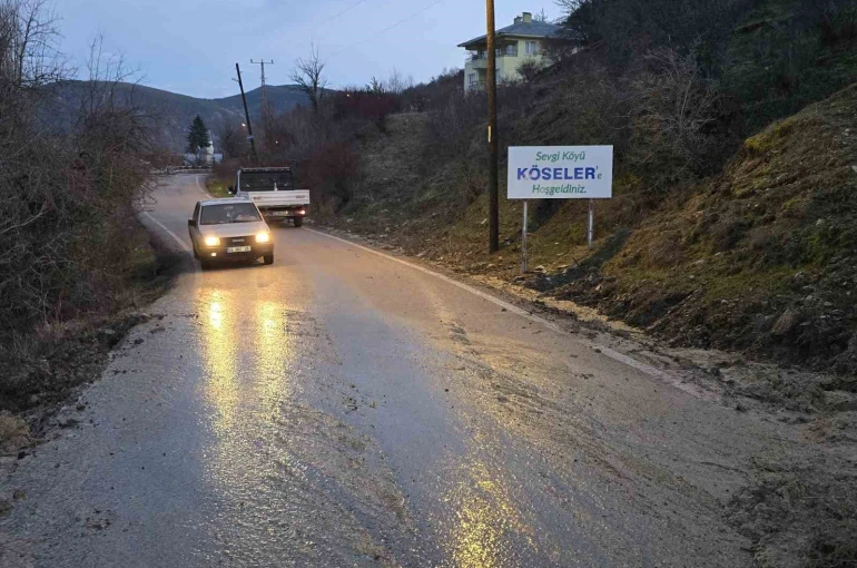 Beypazarı’nda kayalar yolu ulaşıma kapattı 