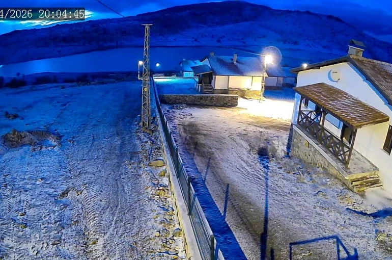 Beypazarı’nın yüksek kesimlerine kar yağışı devam ediyor