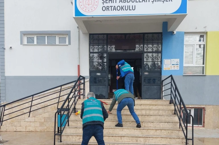 Beyşehir’de yükümlüler ara tatilde okulları temizledi