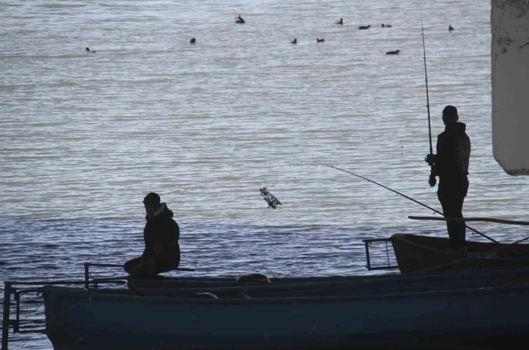 Beyşehir Gölü hafif canlandı, oltalar yeniden tatlı sulara bırakıldı 