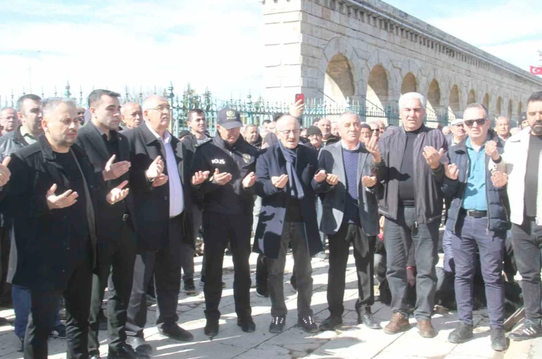 Beyşehir Gölü kıyısında rahmet ve berekete şükür için eller duaya açıldı 