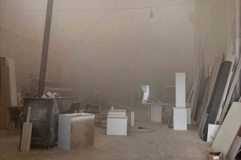 Beyşehir’de mobilya imalathanesinde yangın paniği