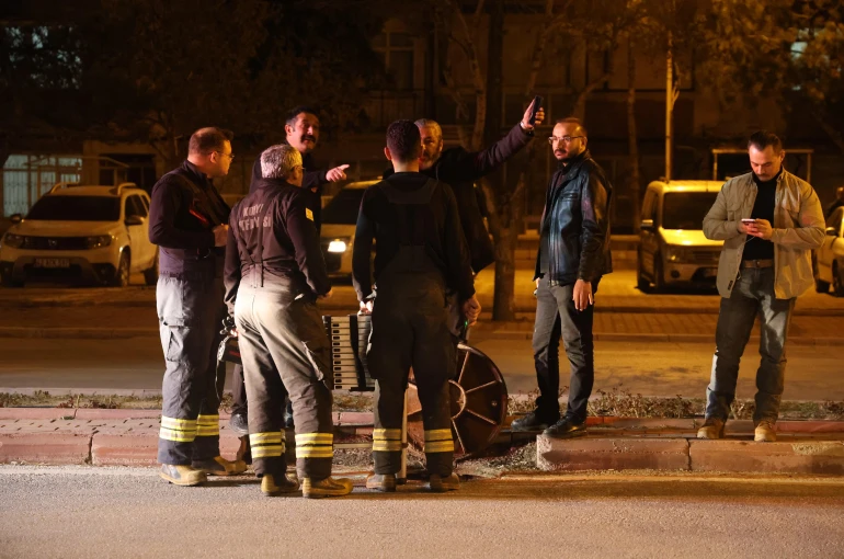 Biber gazıyla kuyumcuya giren maskeli 3 kişi, imitasyon bilezikleri çaldı