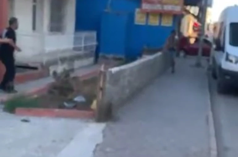 Bıçaklandıktan sonra duvardan atlayıp kaçmaya çalıştı: O anlar kameraya yansıdı