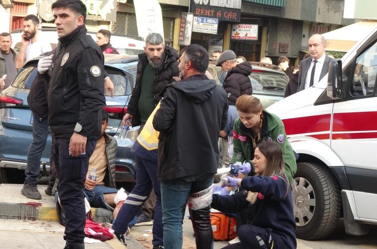 Bıçaklı kavgada 1'i ağır 8 kişi yaralandı