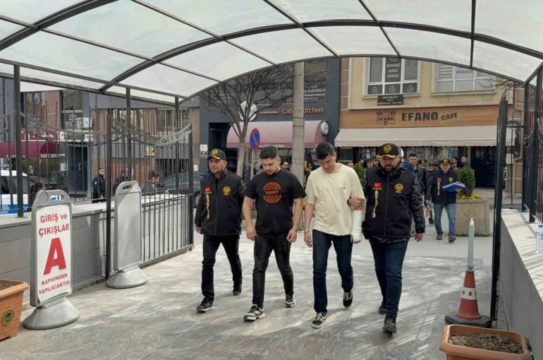 Bıçaklı kavgaya karışan 10 şüpheli adliyeye sevk edildi 