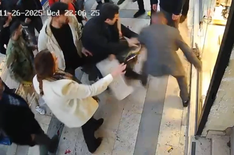 Bıçaklı saldırıya uğrayan kadını, esnaflar meyve kasalarıyla kurtardı 