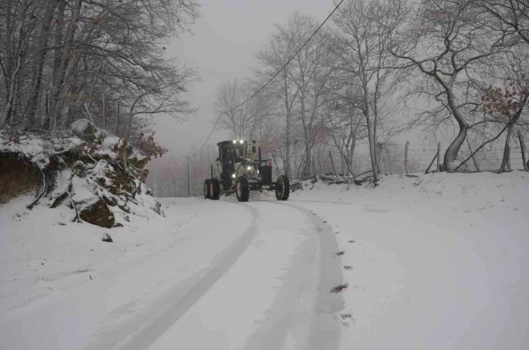 Biga’da karla kaplanan 2 köy yolu açıldı 
