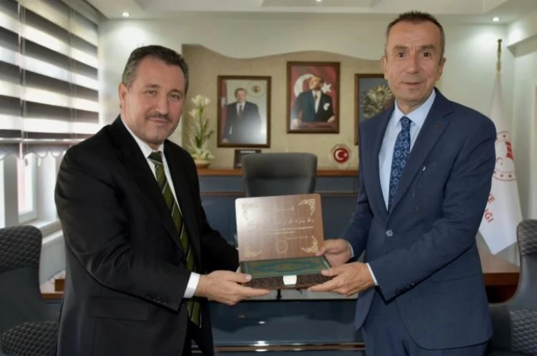 Bilecik İl Müftüsü Dilek’ten Tarım Müdürü Ayvalık’a Kur’an-ı Kerim hediyesi