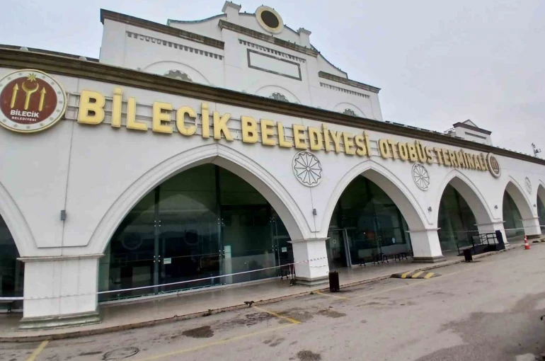 Bilecik Şehirlerarası Otobüs Terminali’nde tavan akıyor, yolcular soğuktan donyor