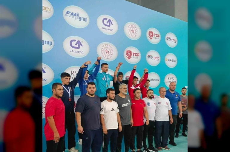 Bilecikli minik güreşçilerden çifte başarı