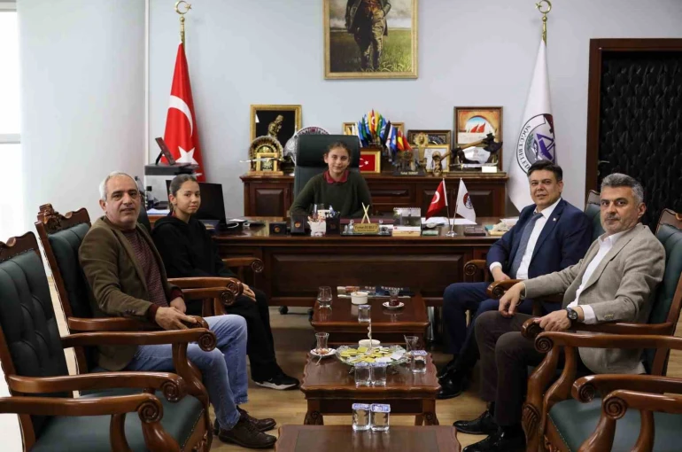 Bilecik’te 23 Nisan’da başkanlık koltuğu öğrencilere devredildi 