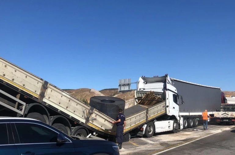 Bilecik’te 3 aracın karıştığı zincirleme trafik kazasında 1 kişi yaralandı 