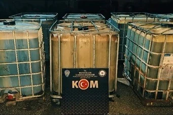 Bilecik’te arama yapılan tırda 5 bin 100 litre kaçak akaryakıt ele geçirildi 