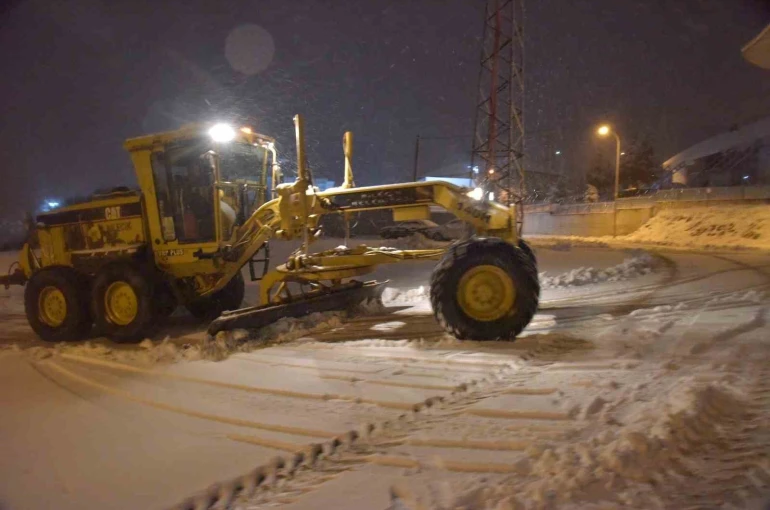 Bilecik’te belediye ekiplerinin sabaha saatlerinde yoğun kar mesaisi 