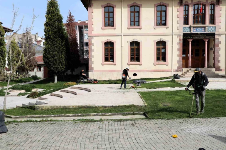 Bilecik’te çim biçme çalışmaları başladı 