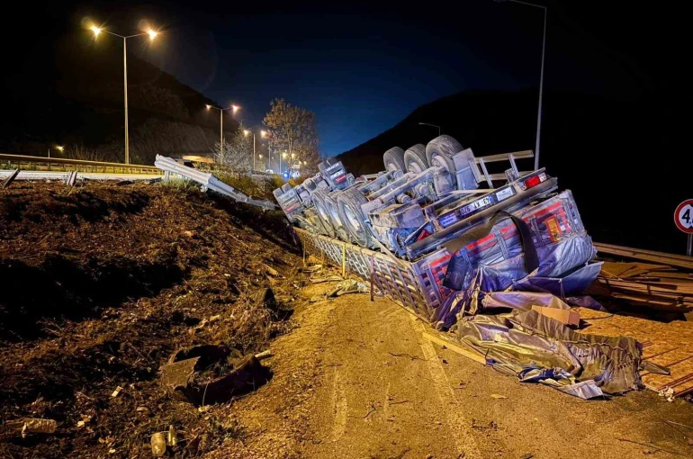 Bilecik’te devrilen tırın sürücüsü yaralandı