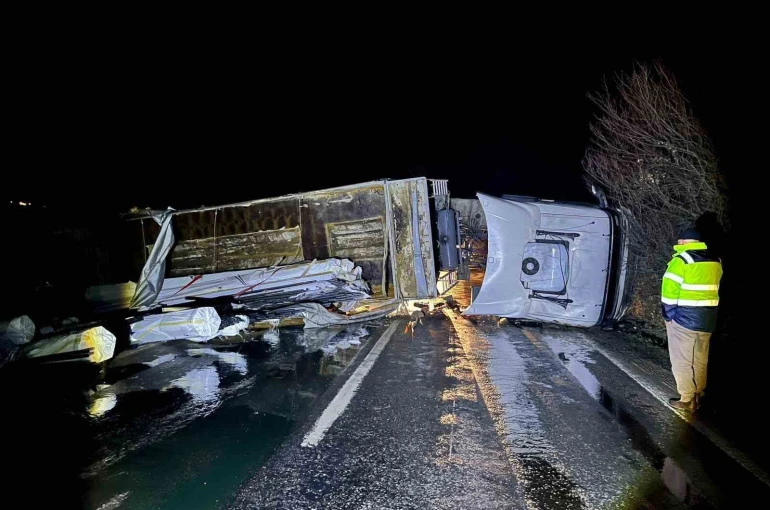 Bilecik’te direksiyon hakimiyetini kaybeden tır sürücüsü kaza yaptı 