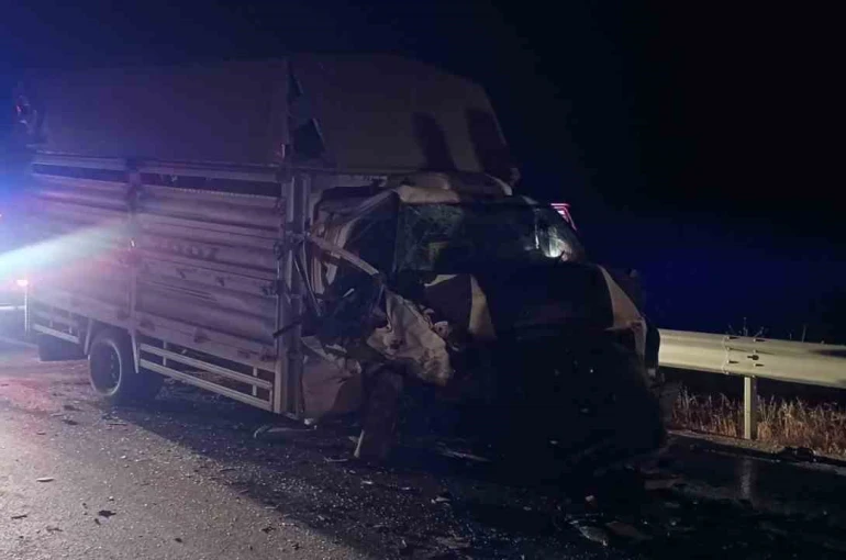 Bilecik’te hafif ticari araç kamyonetle çarpıştı: 1 ölü, 2 yaralı 