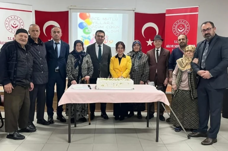 Bilecik’te huzurevinde doğum günü sevinci