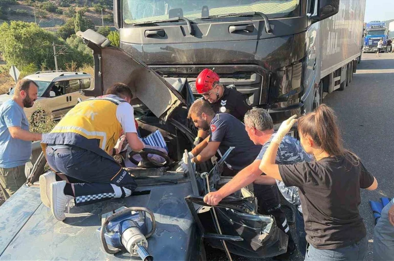 Bilecik’te iki aracın çarpıştığı kazada sürücü araçta sıkıştı 