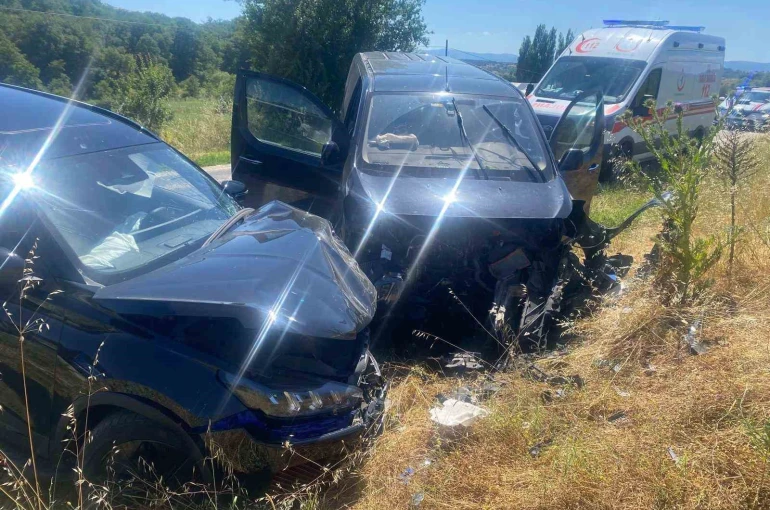 Bilecik’te iki otomobil kafa kafaya çarpıştı: 2 yaralı