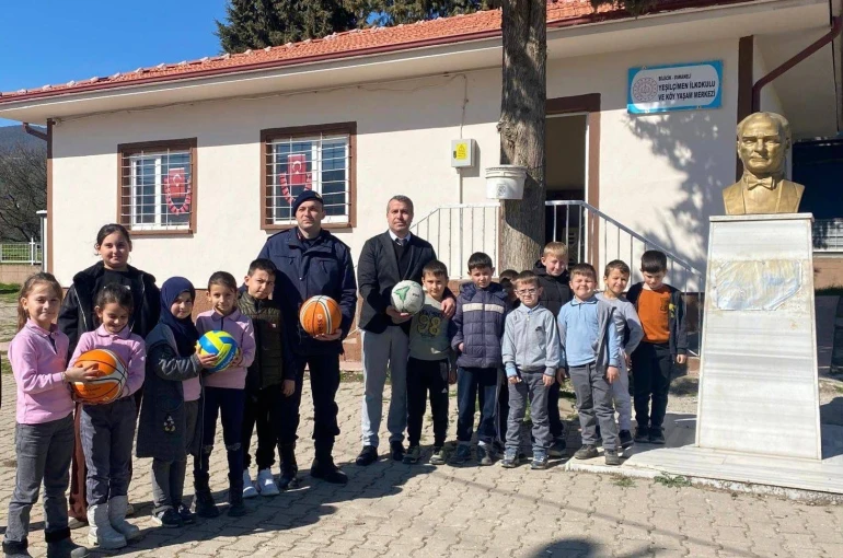 Bilecik’te jandarmadan öğrencilere spor malzemesi desteği 