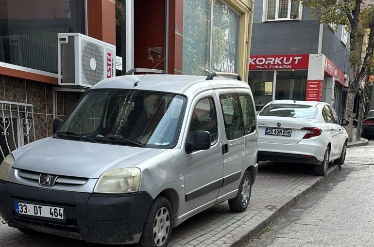 Bilecik’te kaldırımdaki araçlar yayaları çileden çıkarıyor 