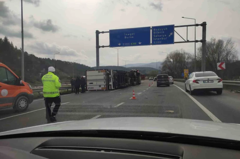 Bilecik’te kontrolden çıkan tır devrildi 