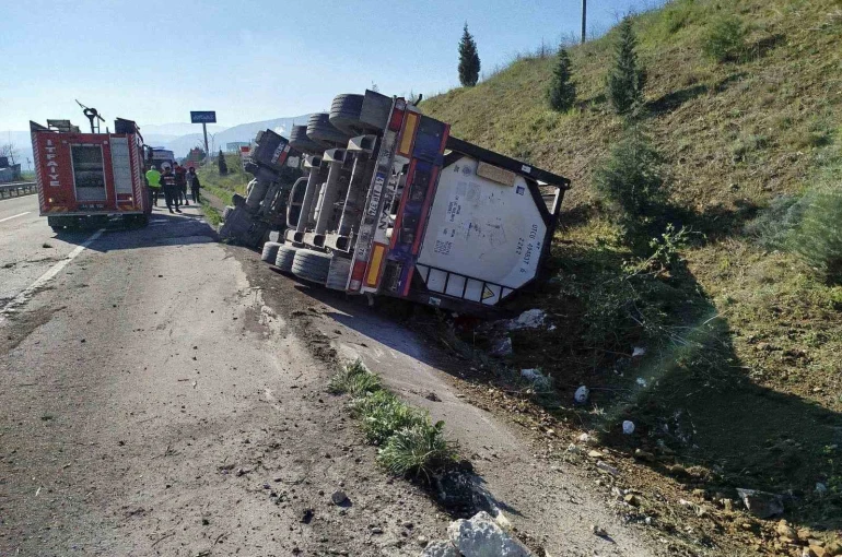Bilecik’te kontrolden çıkan tır devrildi; sürücüsü yaralandı 
