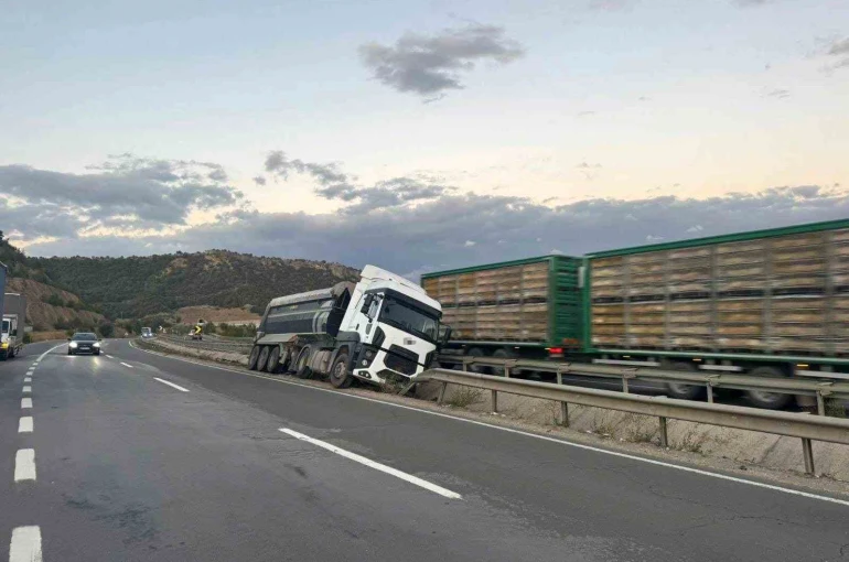 Bilecik’te kontrolden çıkan tır orta refüje çarparken, sürücüsü yaralandı 