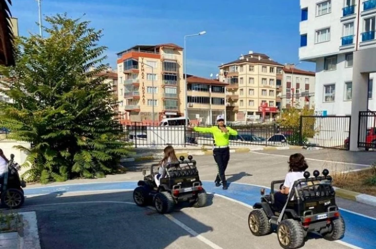 Bilecik’te miniklere trafikte güvenli adımlar eğitimi 