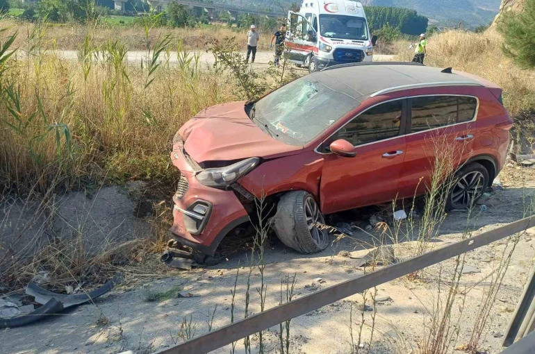 Bilecik’te otomobil bankete düştü: 4 yaralı 