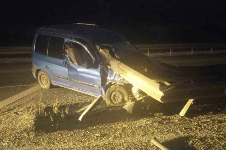 Bilecik’te otomobil bariyerlere çarptı: 1 yaralı