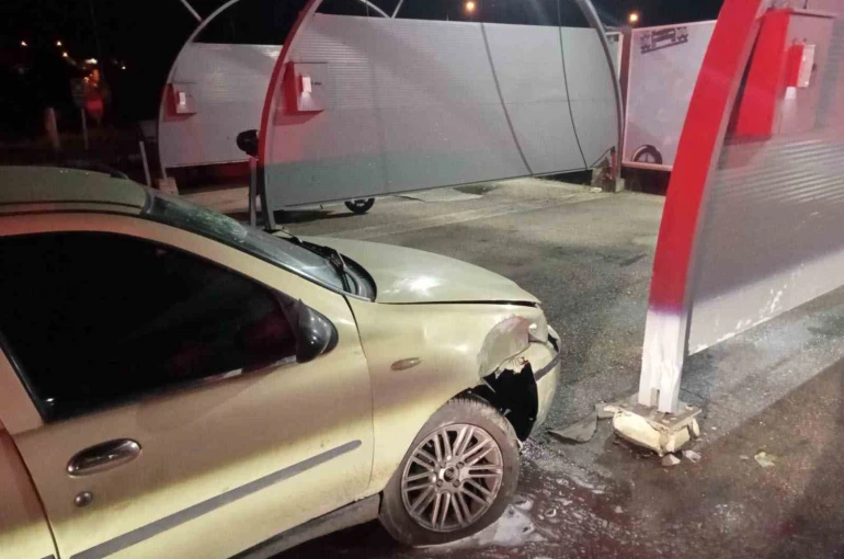 Bilecik’te otomobil sürücüsü akaryakıt istasyonunun yıkama alanına çarptı: 4 yaralı 