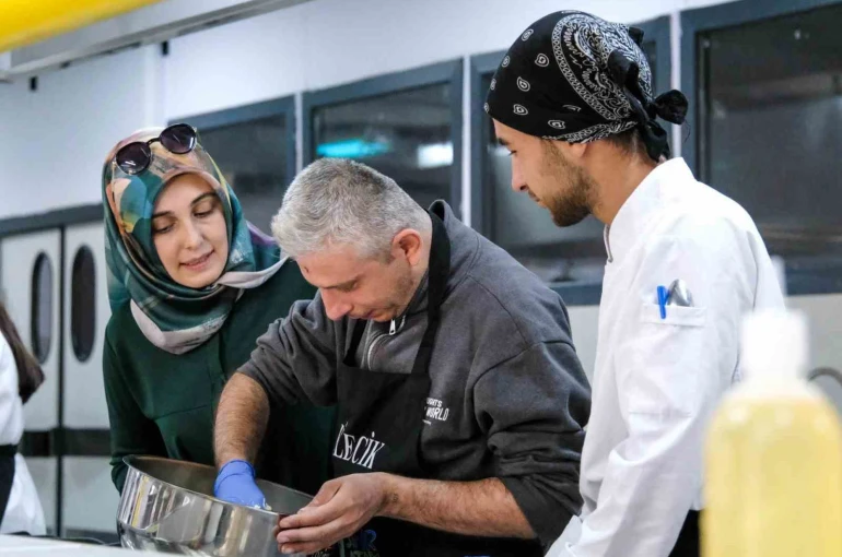 Bilecik’te özel ihtiyaçlı bireyler pasta ve tatlı yaptı 