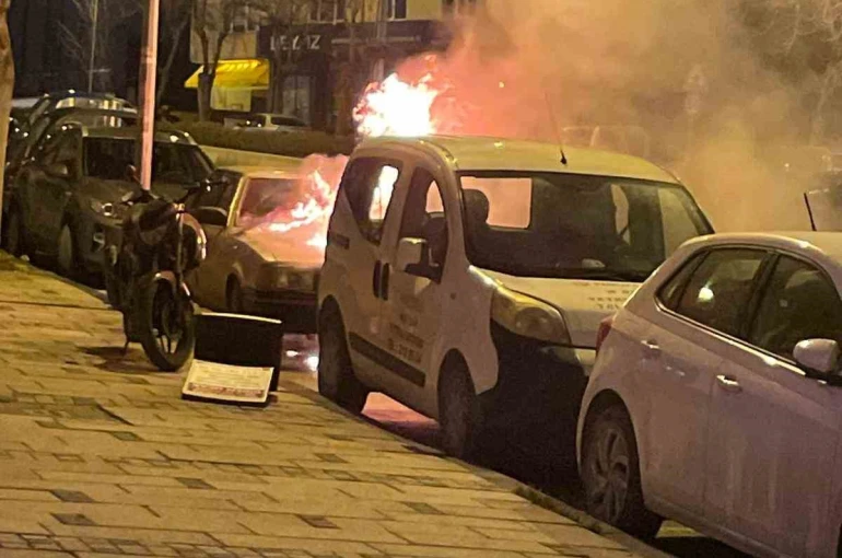 Bilecik’te park halindeki otomobil alev alev yandı 