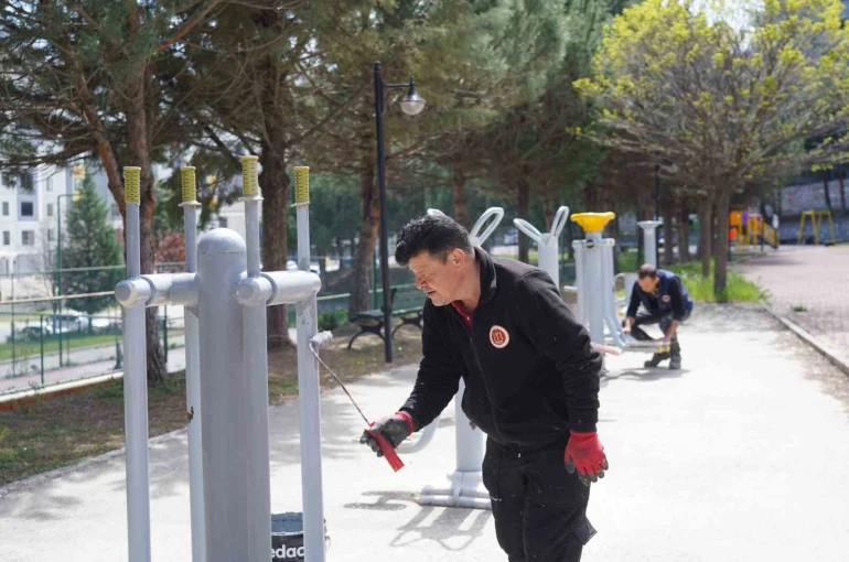 Bilecik’te park ve oyun alanlarına yeni kameriyeler yerleştirildi 