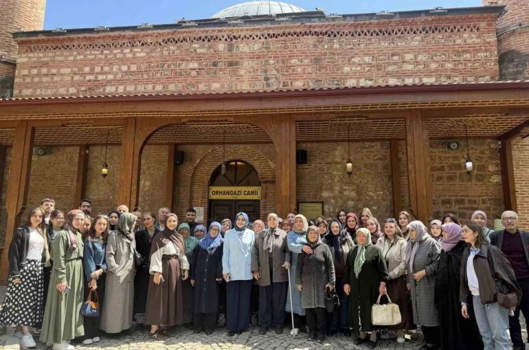 Bilecik’te Şeyh Edebali Türbesi’ni hiç ziyaret etmemiş yaşlılara öğrenciler eşlik etti 