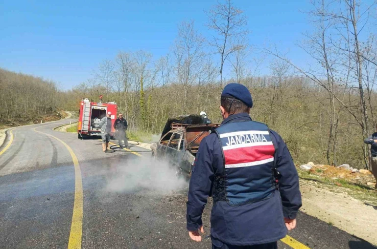 Bilecik’te seyir halindeki otomobil alev aldı 