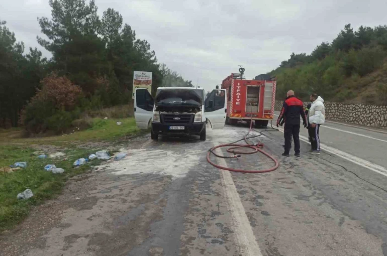 Bilecik’te seyir halindeki ticari araç bir anda alev aldı 