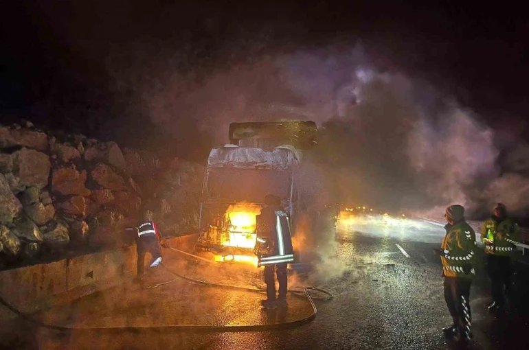 Bilecik’te seyir halindeki tır bir anda alev aldı 