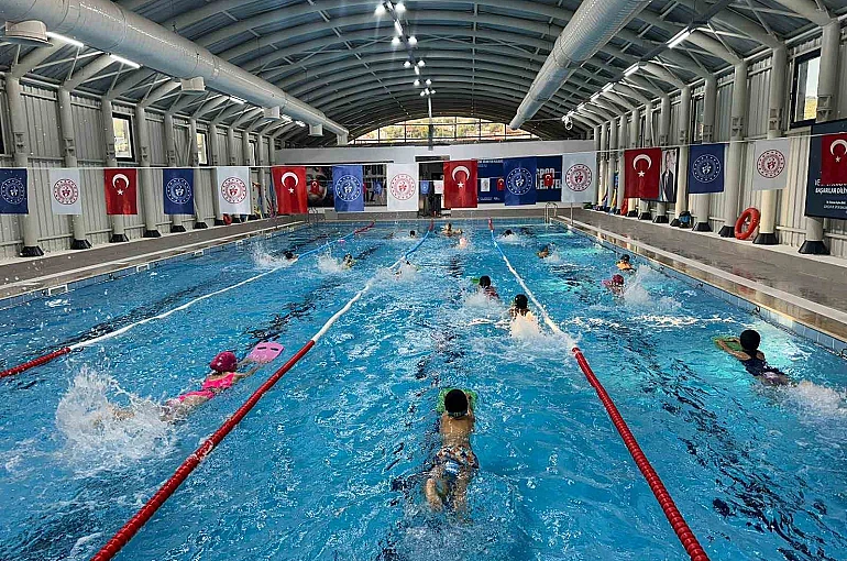 Bilecik’te spor okullarında yüzme antrenmanları sürüyor 