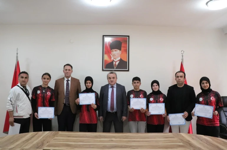 Bilecik’te sporculara başarı belgesi verildi 